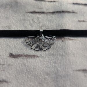 2/15$🖤 Butterfly Choker